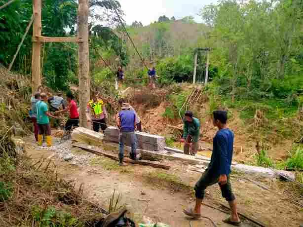Polsek Celala dan Warga Gotong Royong Perbaiki Jembatan Gantung Akses Perkebunan di Kampung Belang Kekumur
