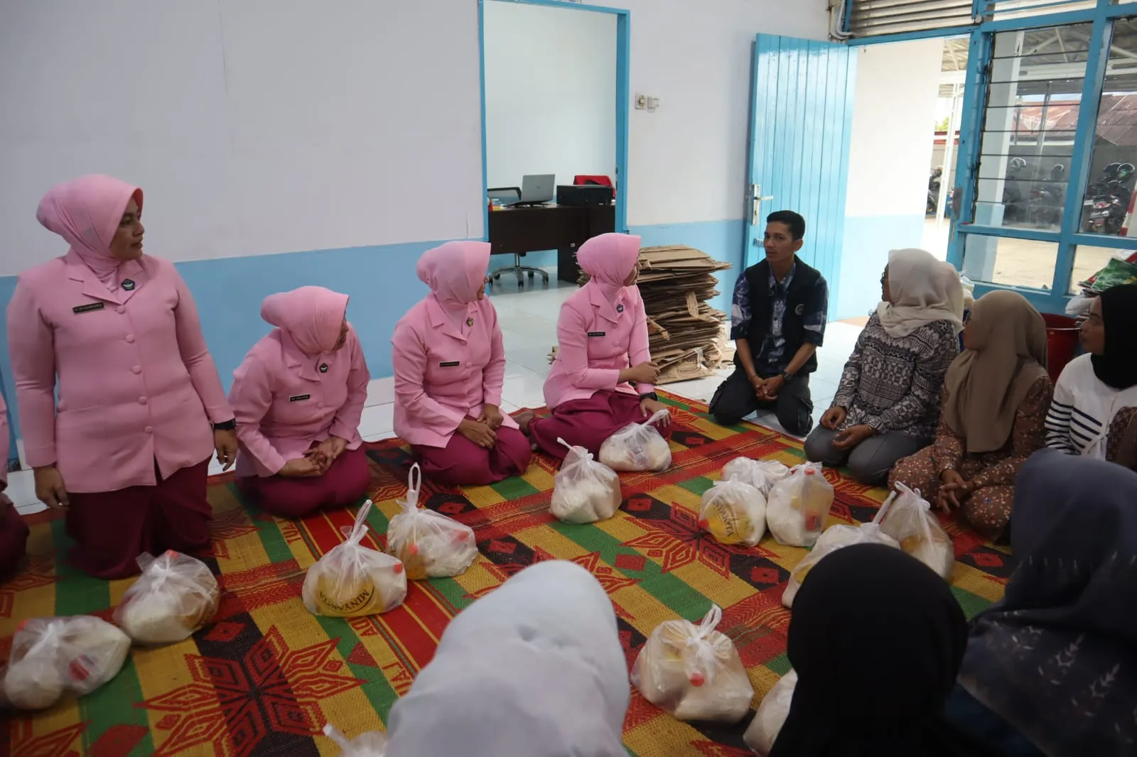 SPPG Kemala Bhayangkari Cabang Aceh Tengah Hadir di Tengah Bencana, 500 Paket Sembako Disalurkan kepada Warga Terdampak