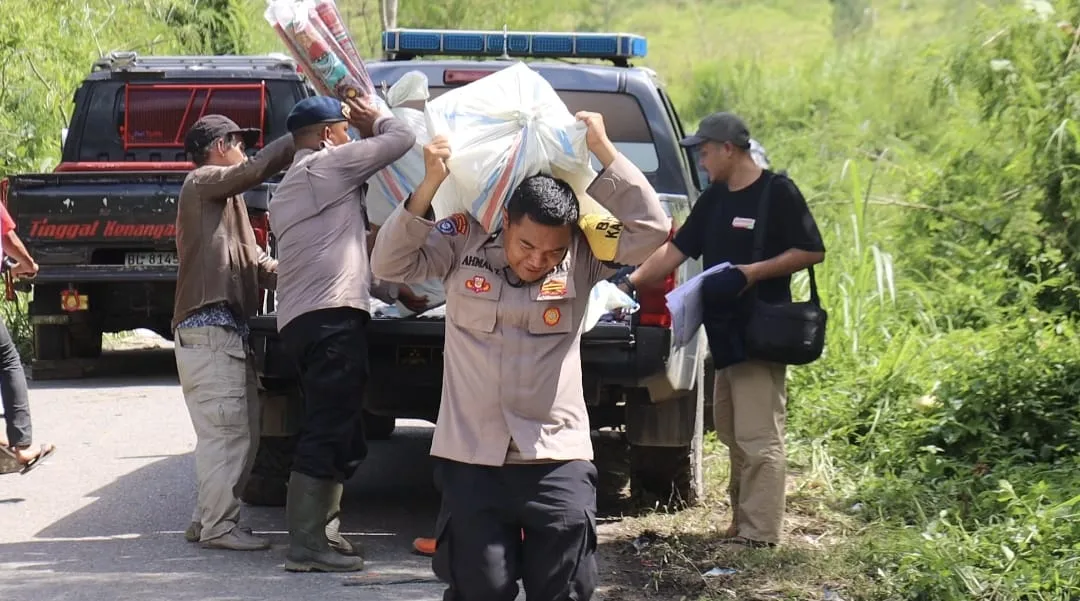 Polres Aceh Tengah dan Brimob BKO Dampingi Relawan Salurkan Bantuan serta Hibur Warga Terisolir di Ketol