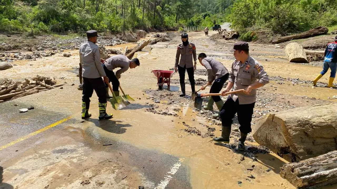 Polres Aceh Tengah Bersama BKO Brimob Polda Aceh Gotong Royong Pulihkan Akses Jalan Utama Pascabencana