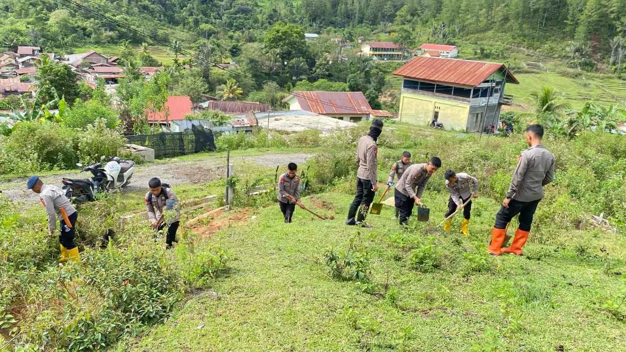 Polsek Linge dan BKO Brimob Polda Aceh Gotong Royong Bantu Gali Kubur dan Pulihkan Akses Jalan