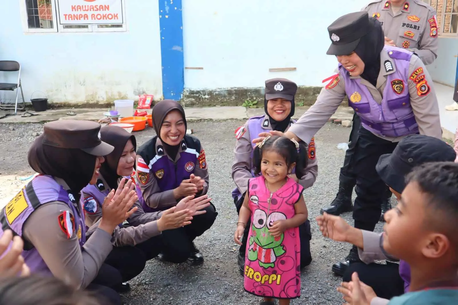 Polri Datang, Anak-Anak di Pengungsian Aceh Tengah Ceria Kembali