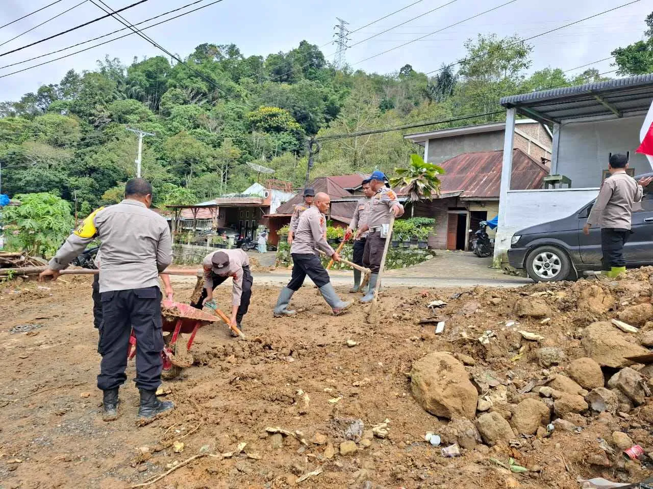 Pasca Banjir Bandang, Polsek Silih Nara Gelar Gotong Royong Bersihkan Akses Jalan Penghubung Desa