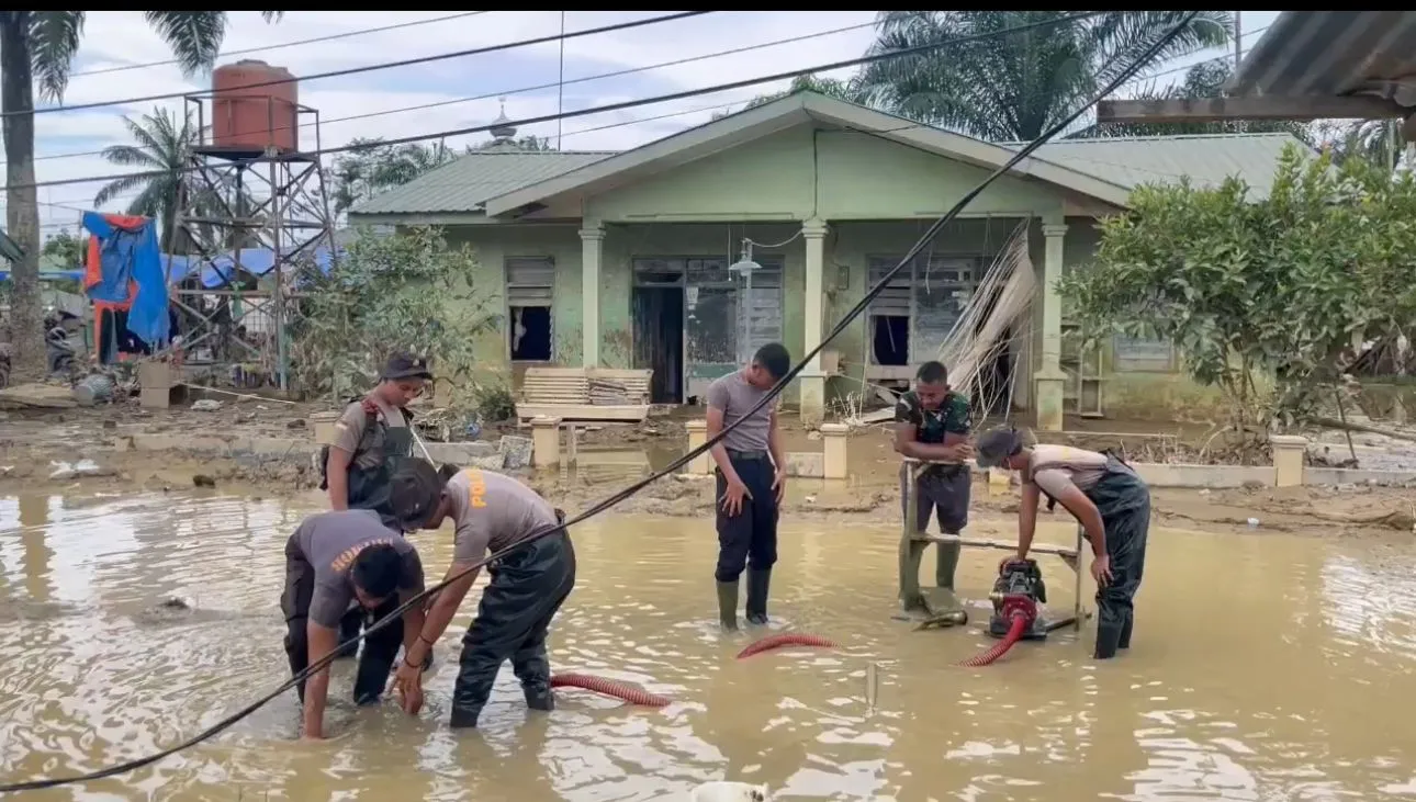 Wujud Sinergitas TNI–Polri, Bersihkan Material Sisa Banjir di Mako Kompi Senapan A Aceh Tamiang