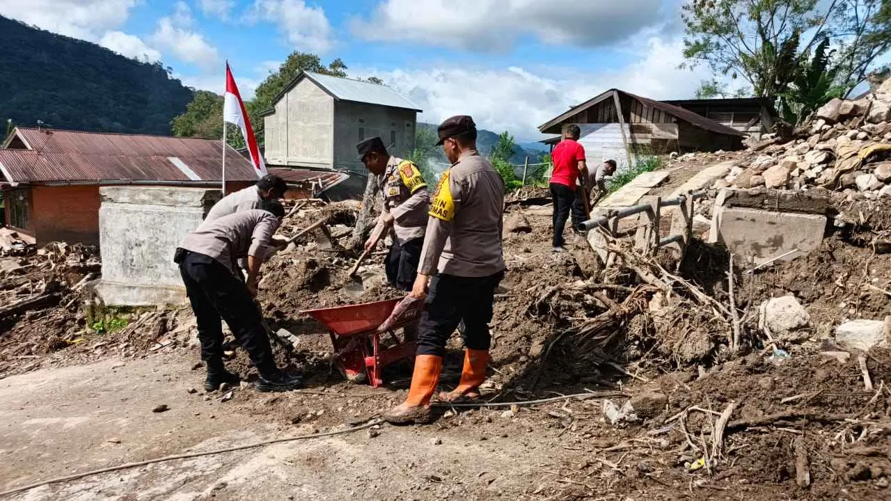 POLRI Hadir Gotong Royong Pulihkan Akses Jalan dan Jembatan Pasca Banjir Bandang Aceh Tengah