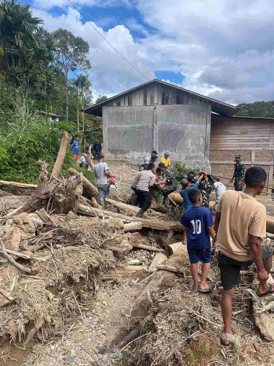 TNI–Polri di Aceh Tengah Gotong Royong Bersihkan Material dan Bangun Jembatan Akses Warga
