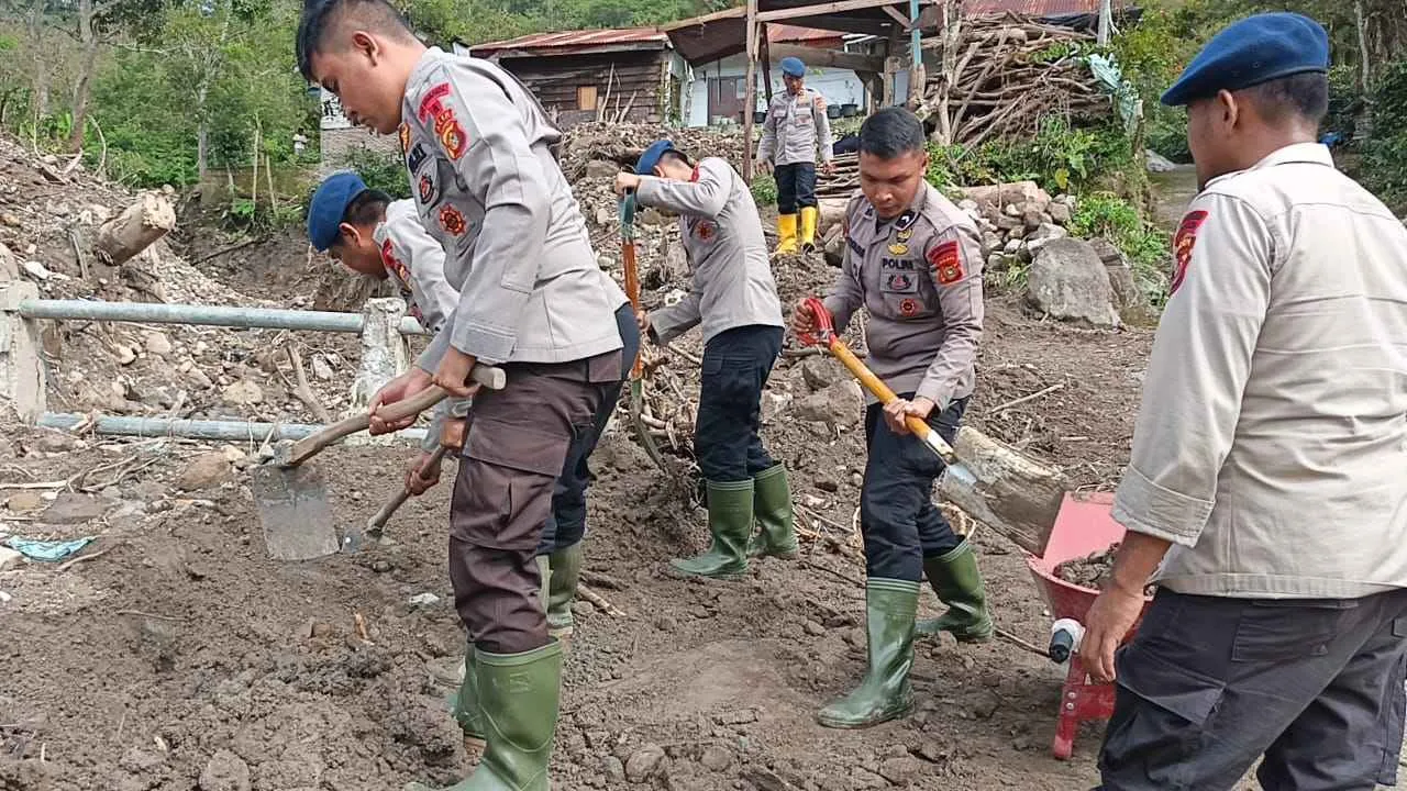 Polres Aceh Tengah dan BKO Brimob Lanjutkan Gotong Royong Pulihkan Akses Jalan dan Rumah Warga Pascabencana