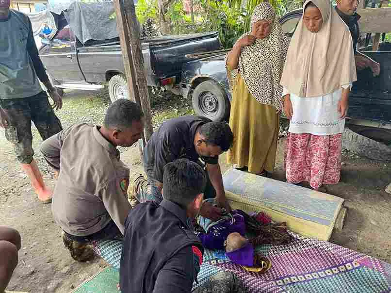 Respons Cepat Polri, Tim Medis Terobos Desa Terisolir 14 Jam untuk Obati Bayi Sakit dan Warga Pascabencana