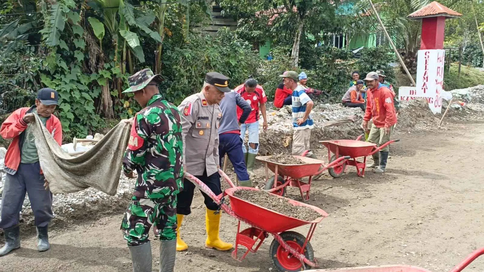 TNI–Polri Aceh Tengah Bersama Warga Jagong Jeget Gotong Royong Pulihkan Akses Jalan Pasca Bencana