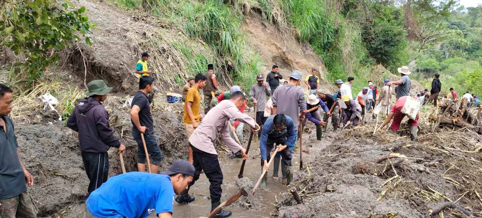 Polri Hadir Bersama Rakyat: Gotong Royong Serentak dan Respons Cepat Pulihkan Akses Jalan Pascabencana di Aceh Tengah