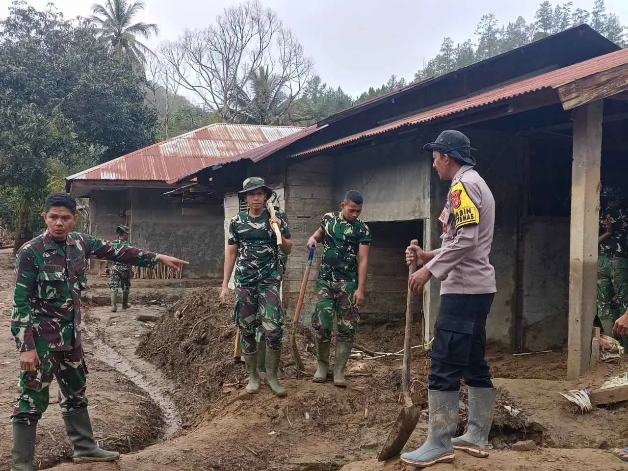 Sinergi Percepatan Pemulihan, TNI–Polri Bersihkan Rumah Warga Terdampak Banjir Bandang di Linge Aceh Tengah