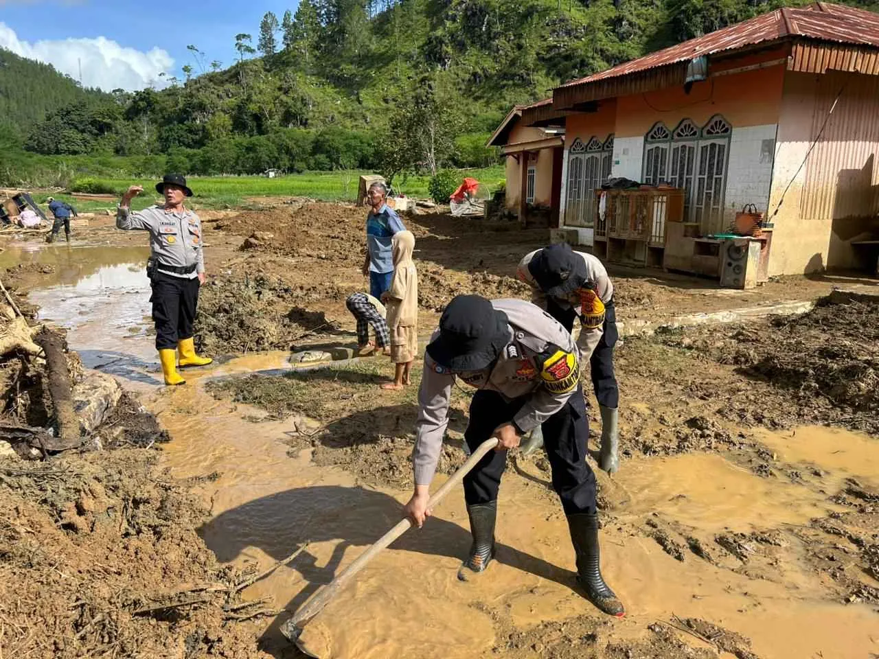 Polisi Gotong Royong Bersihkan Rumah Warga Terdampak Pascabencana di Kampung Kenawat, Aceh Tengah