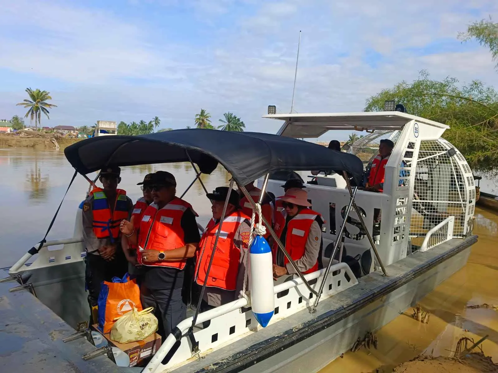 Forkopimda Aceh Tamiang Serahkan Speed Boat Karet BNPB dan Sembako untuk Warga Lubuk Sidup