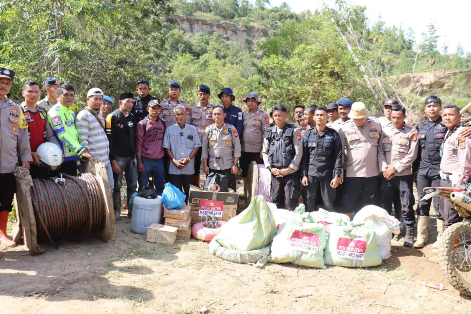 Kapolres Aceh Tengah Bersama BKO Brimob Distribusikan Logistik dan Sling ke Desa Terisolir di Kecamatan Linge