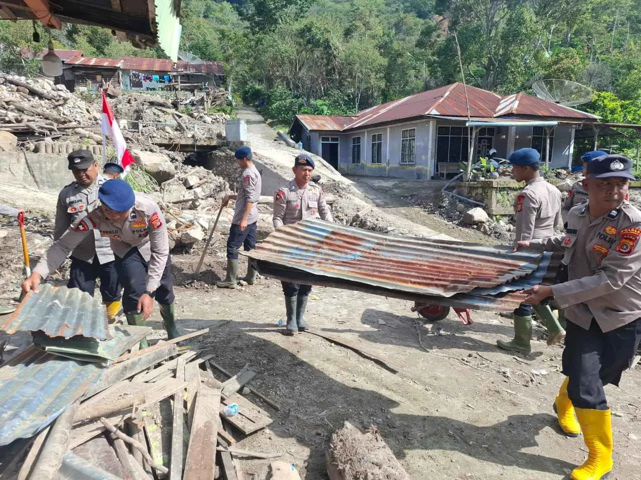 Ratusan Personel Polri Pulihkan Puskesmas, Sekolah, Rumah Warga, hingga Bangun Jembatan Apung di Aceh Tengah