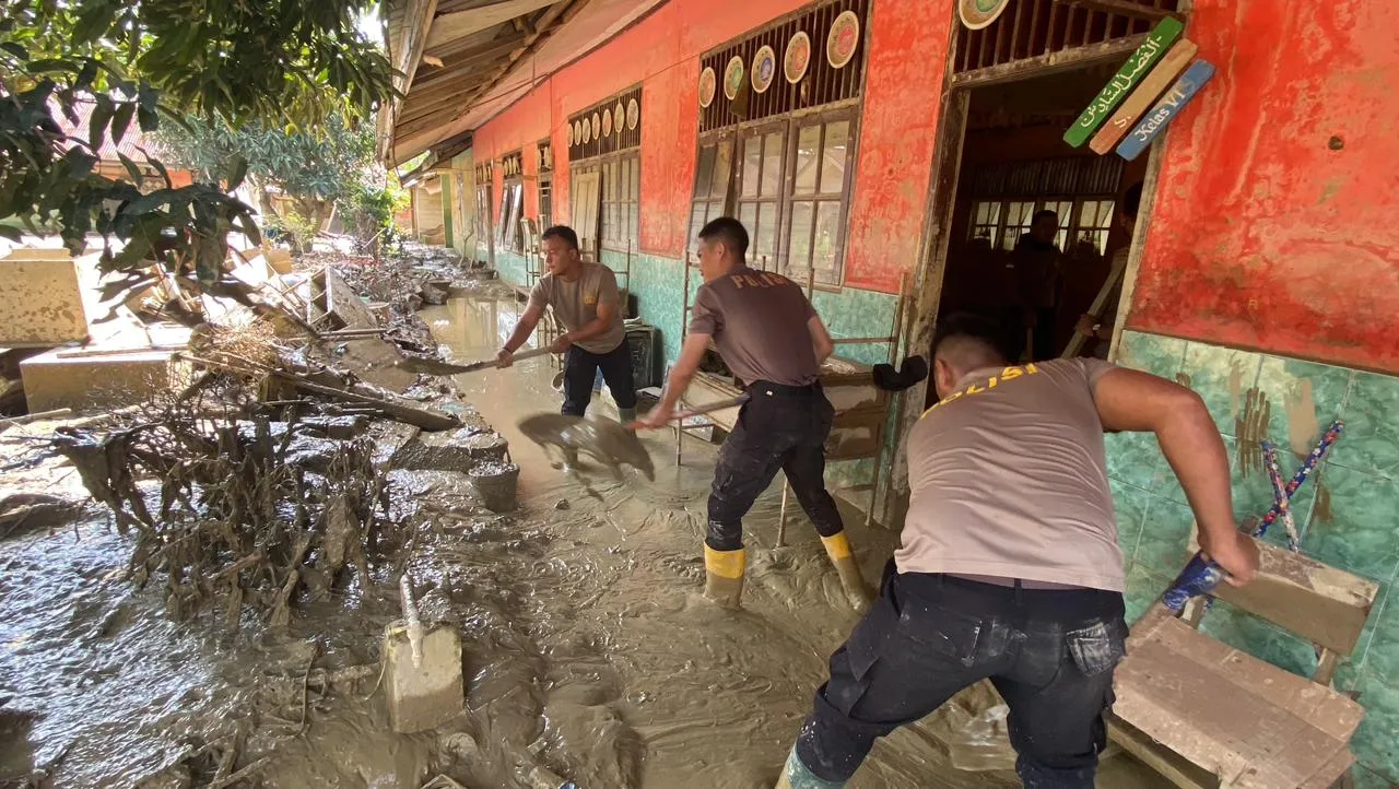 Personel Ditsamapta Polda Aceh Bersihkan Sisa Material Banjir di SD Negeri 2 Rantau Aceh Tamiang
