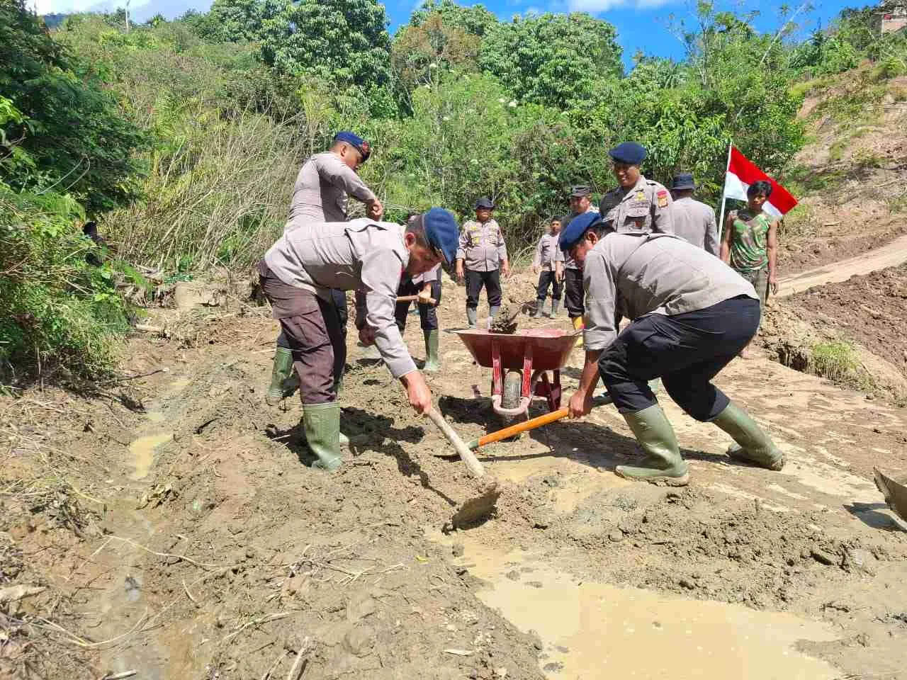 Polri Hadir Jangkau Desa Terisolir, Gotong Royong Fokus Bersihkan Akses Jalan di Silih Nara Aceh Tengah