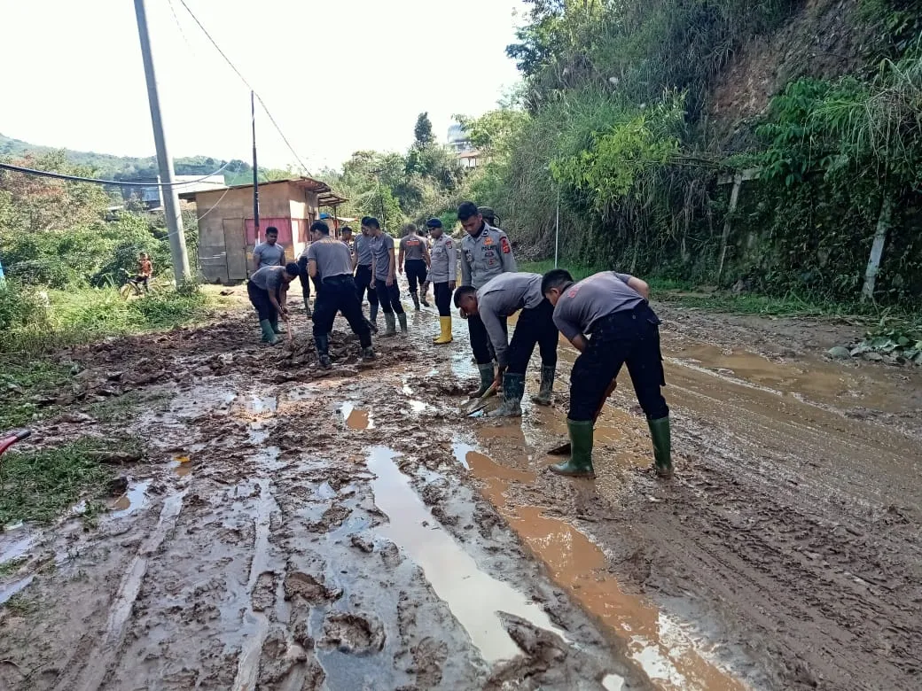 Brimob BKO Polda Aceh dan Polres Aceh Tengah Gerak Cepat Bersihkan Jalan Nasional Licin Pascabencana