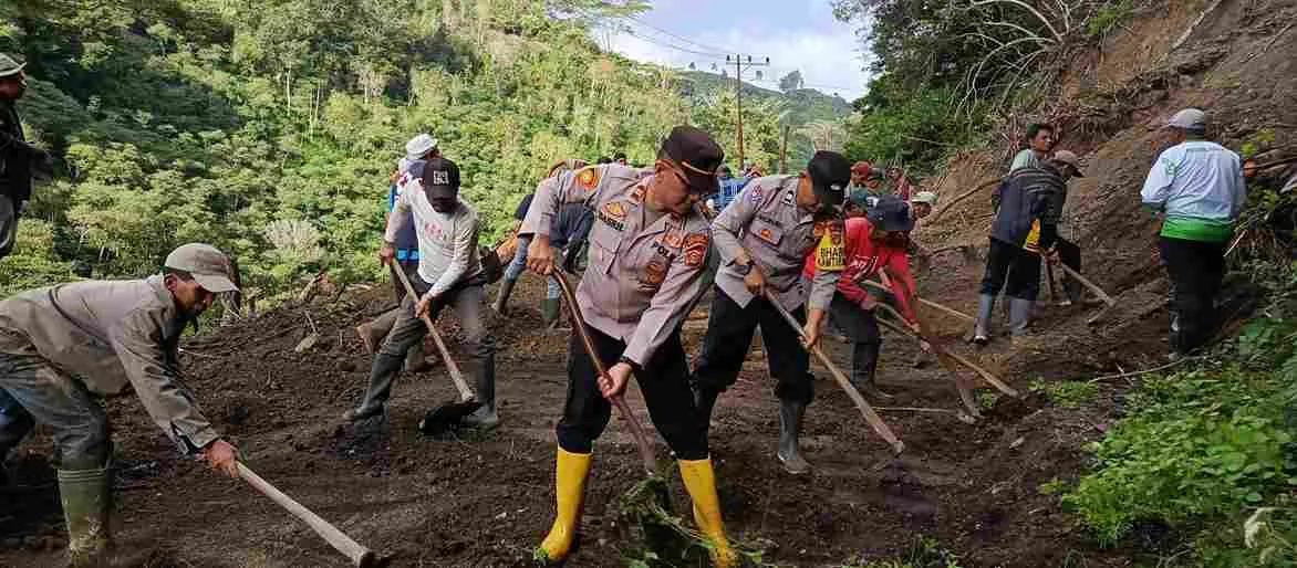 Polisi Kompak Sinergi Bersama Masyarakat Pulihkan Akses Jalan Pascabencana Tanah Longsor di Atu Gajah Aceh Tengah