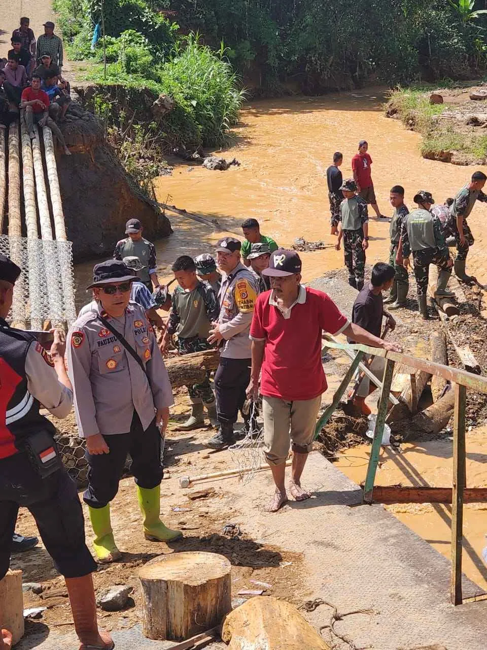 TNI–Polri Bangun Jembatan Sementara untuk Akses Penyeberangan Warga di Kuyun Uken Aceh Tengah