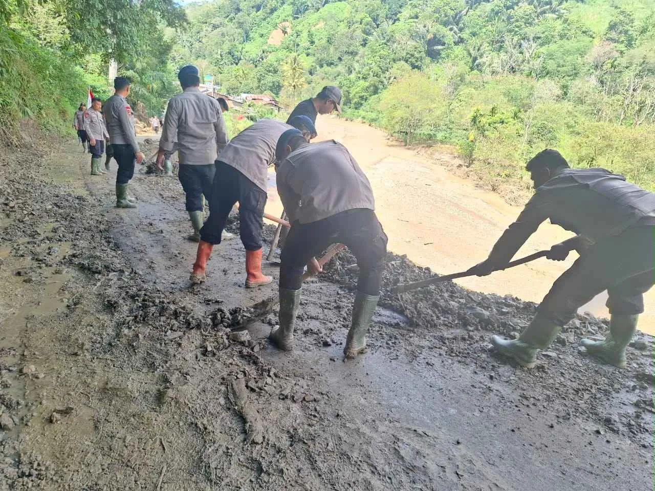 Polsek Silih Nara dan BKO Brimob Gotong Royong Pulihkan Akses Jalan Utama Angkup–Pameu Aceh Tengah