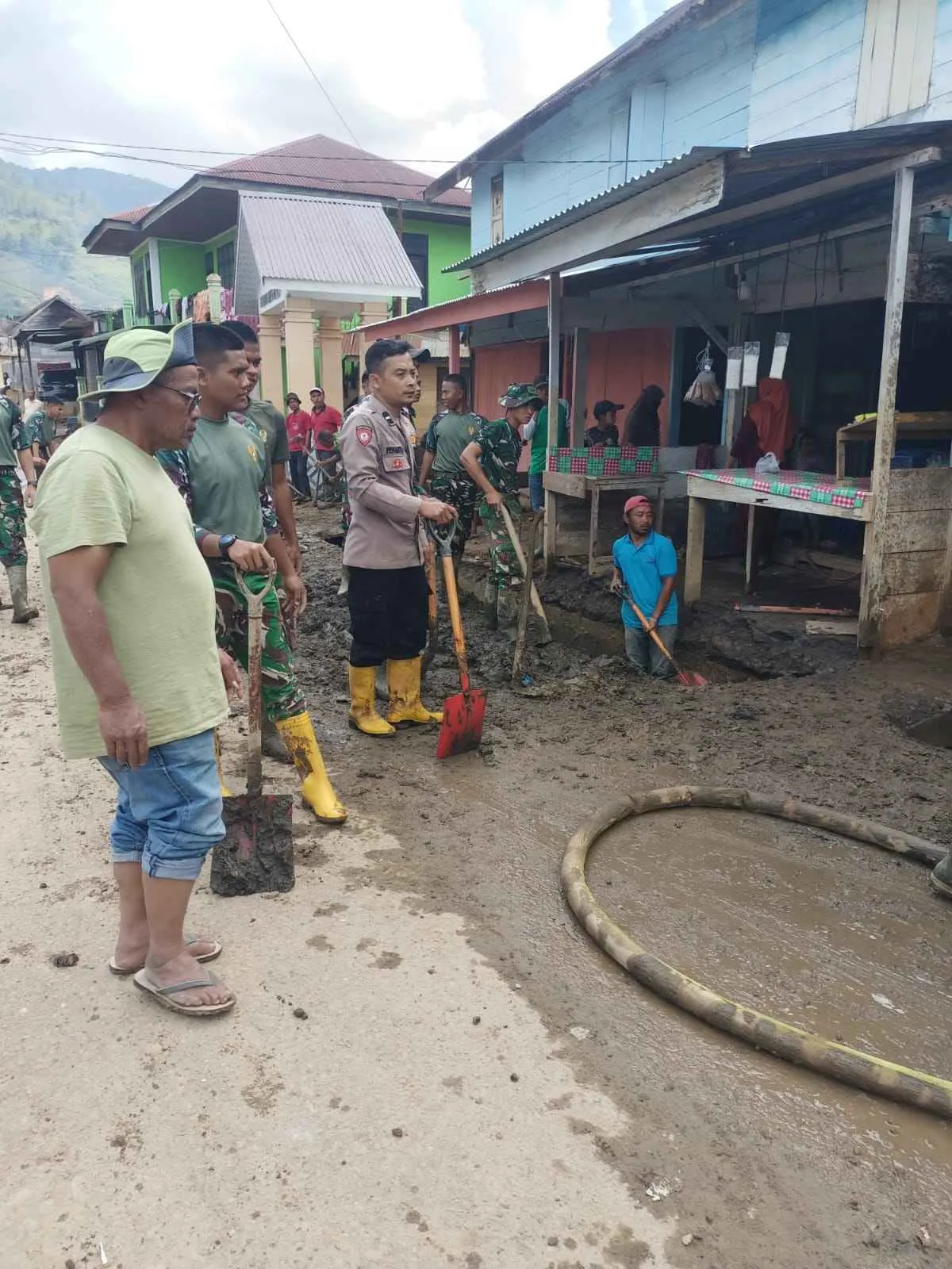 Sinergi TNI–Polri Bersihkan Rumah Warga Kecamatan Bintang Aceh Tengah Pasca Banjir dan Longsor