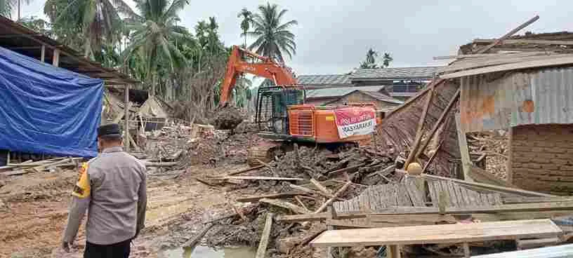 Pasca Banjir, Beko Bantuan Polri Dikerahkan Intensif untuk Pemulihan Langkahan