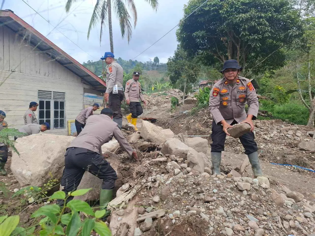 Polsek Silih Nara Bersama BKO Brimob Polda Aceh Lanjutkan Gotong Royong Pulihkan Rumah Warga Pascabencana