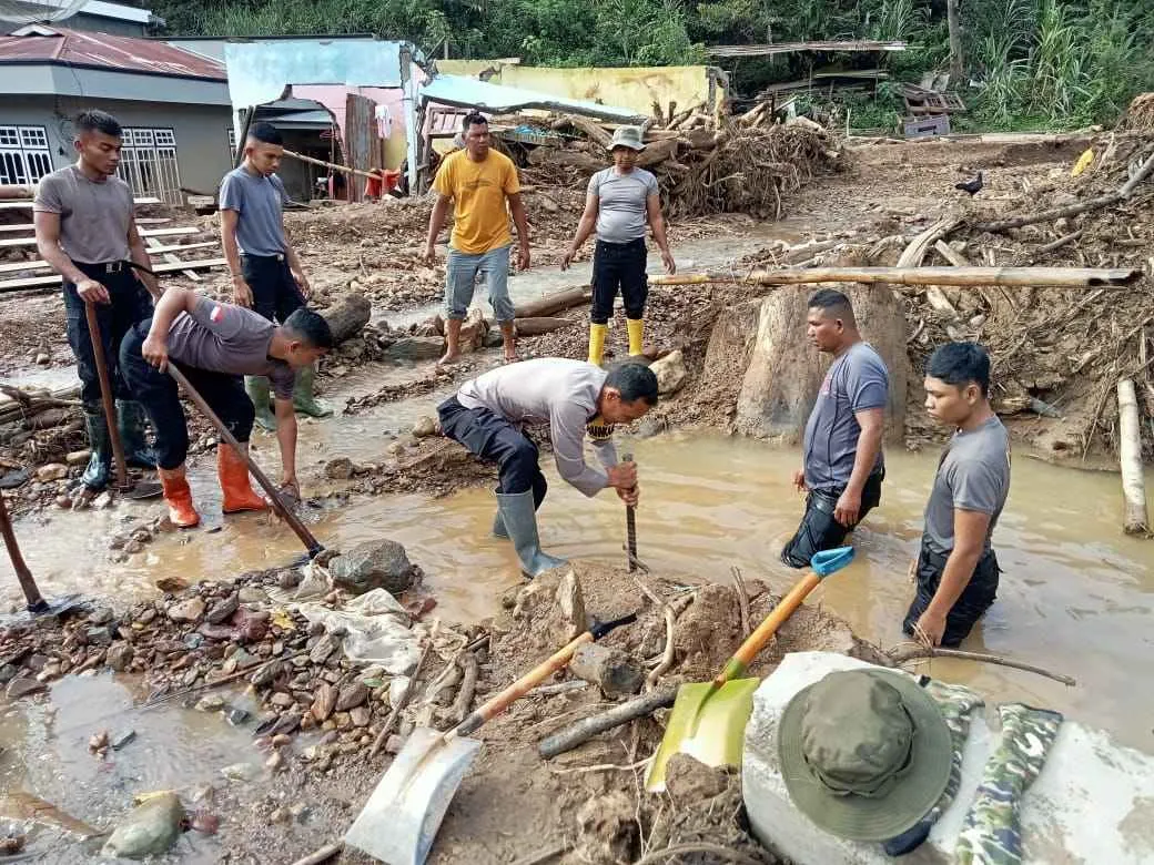 POLRI Sigap Rela Basah-basahan di Air Berlumpur, Pulihkan Drainase Tersumbat Pascabencana Banjir dan Longsor