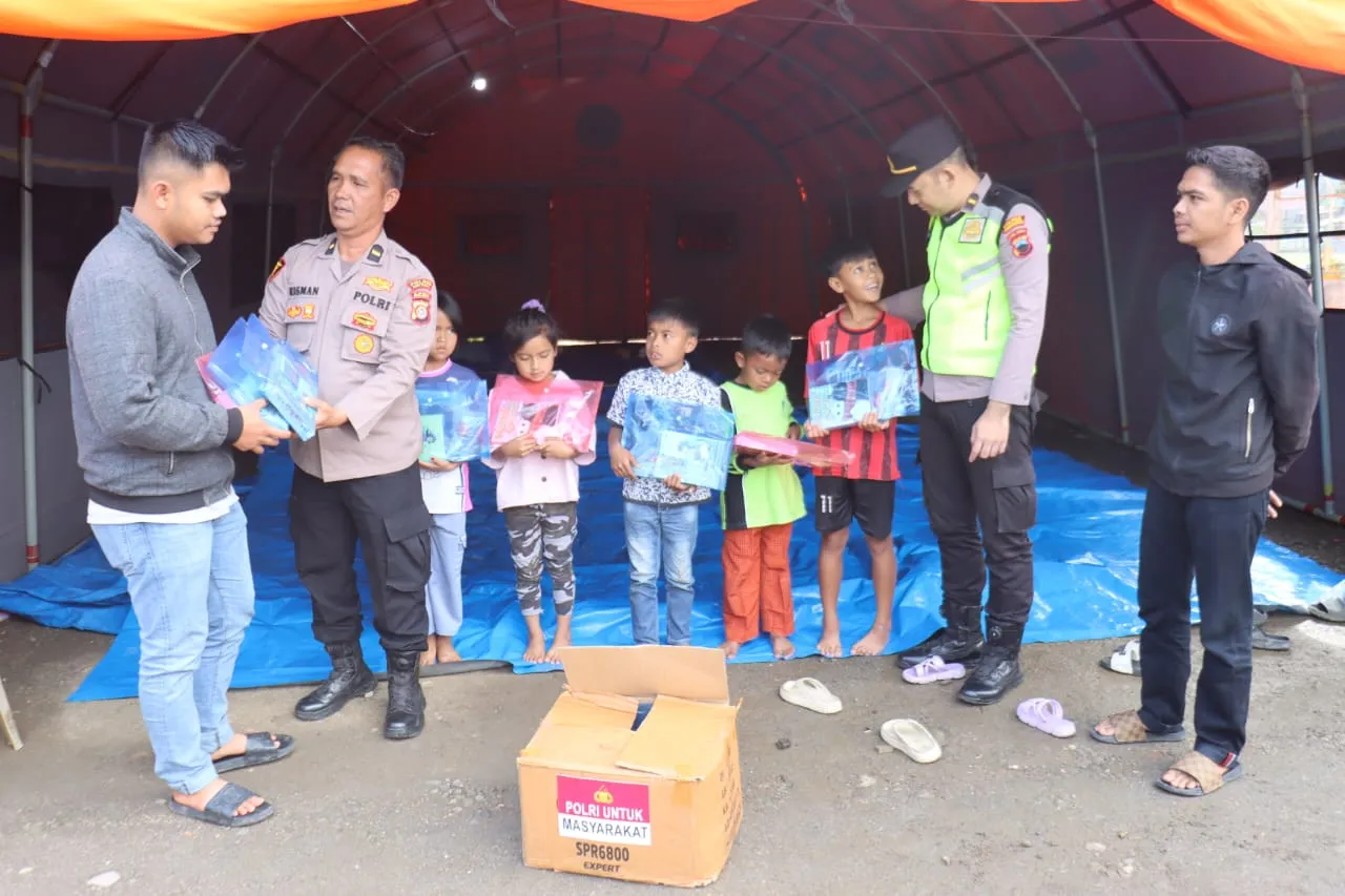 Polres Aceh Tengah Hadirkan Layanan Kesehatan dan Bantuan Alat Tulis bagi Anak-anak di Posko Pengungsian