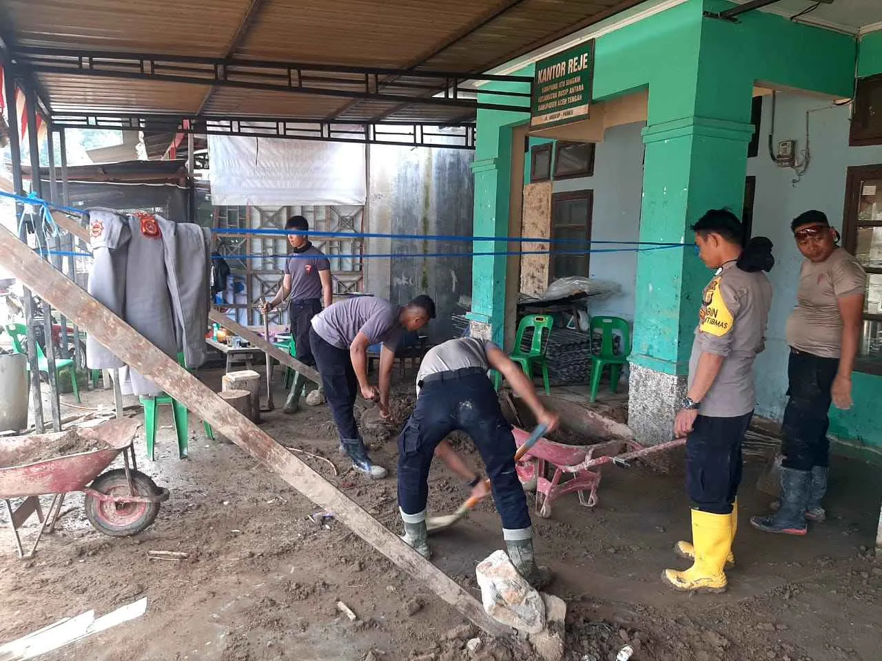 Polri Hadir untuk Negeri, BKO Brimob dan Polsubsektor Rusip Antara Bersatu Bersihkan Material Longsor