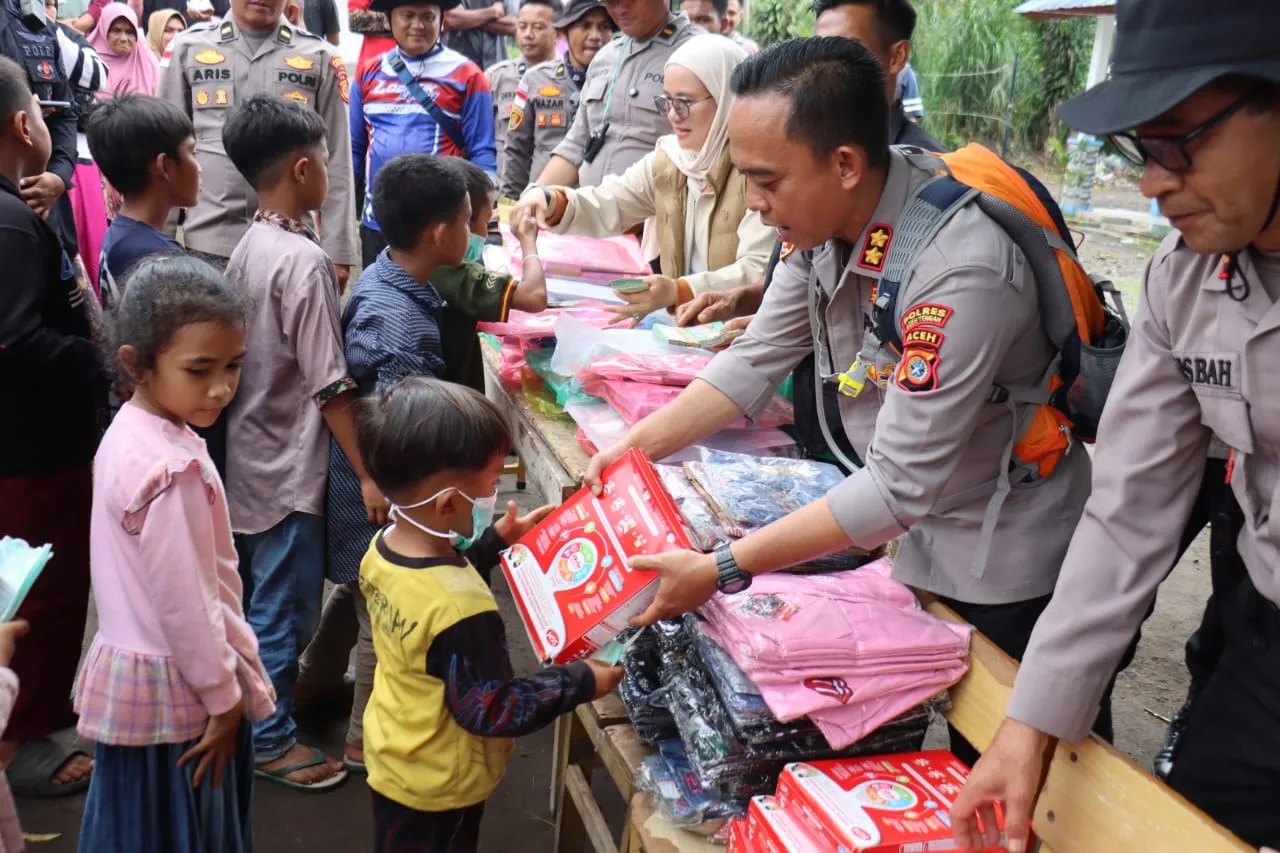 Kepedulian Tanpa Batas, Kapolres Aceh Tengah Jangkau Desa Terisolir dengan Trail, Salurkan Bantuan dan Gelar Bhakti Kesehatan bagi Pengungsi Bintang Pepara