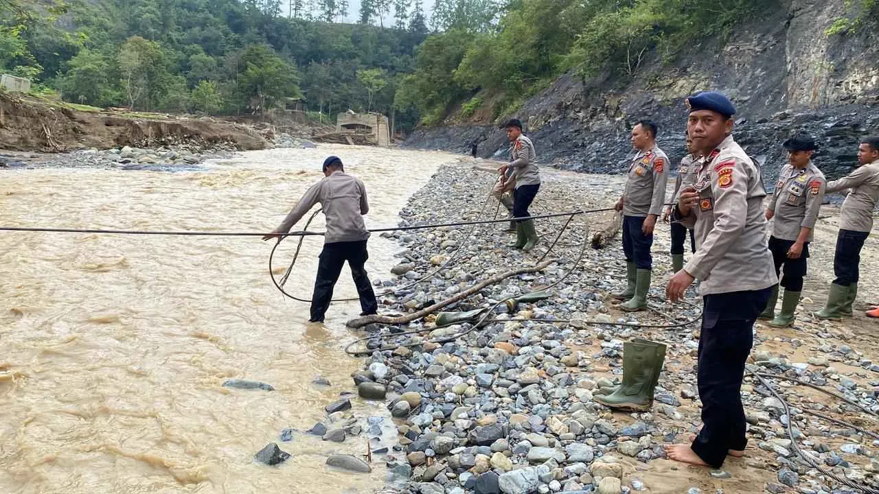 Pasca Banjir dan Tanah Longsor, Polsek Linge dan Brimob Polda Aceh Dirikan Jembatan Sling Demi Aktivitas Warga Penarun