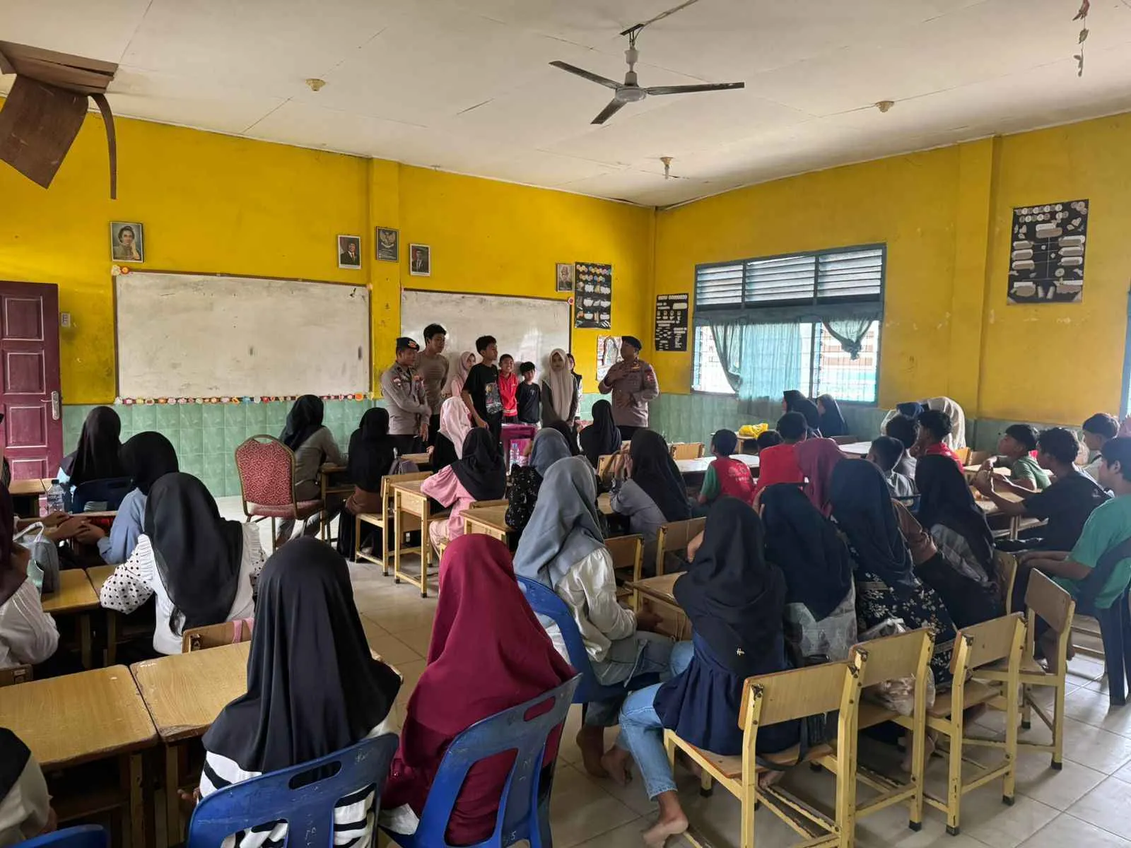 Polri Ajarkan Public Speaking dalam Kegiatan Trauma Healing Pascabencana di Aceh Tamiang