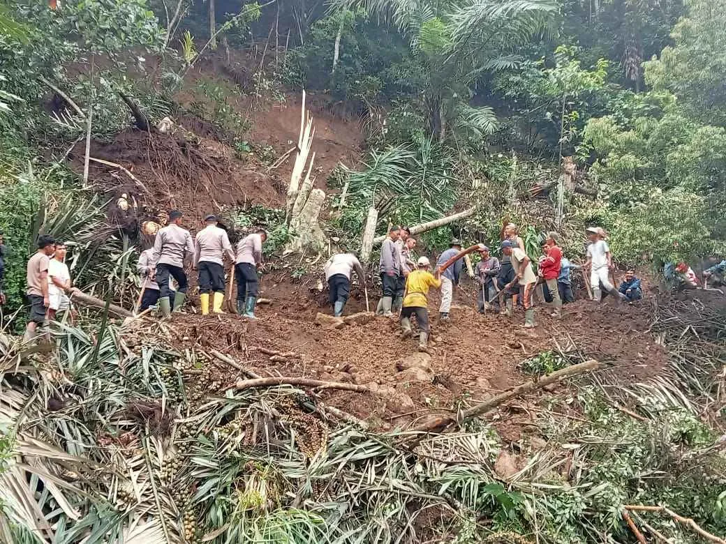 Polsubsektor Rusip Antara Bersama Brimob Polda Aceh dan Warga Buka Akses Jalan Terisolir Pasca Longsor Susulan