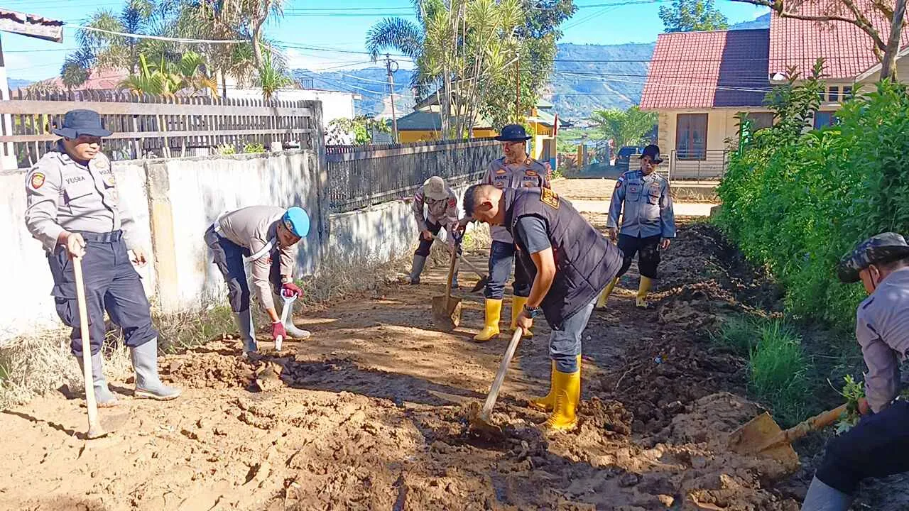 Kebersamaan Jadi Kekuatan, Polri Hadir untuk Negeri: Polsek Lut Tawar Gotong Royong Pulihkan Akses Jalan Pasca Bencana
