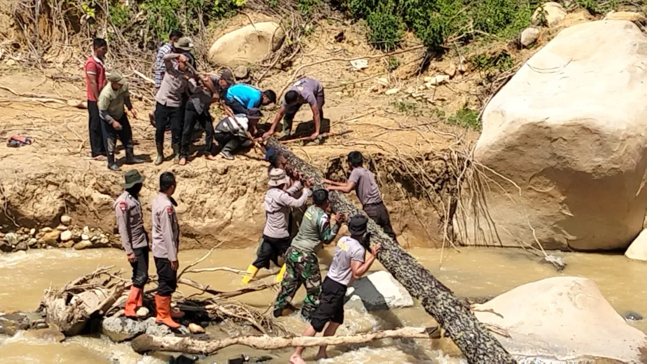 POLRI Bersama TNI Lanjutkan Gotong Royong Bangun Jembatan Darurat Akses Utama Kampung Umang Kecamatan