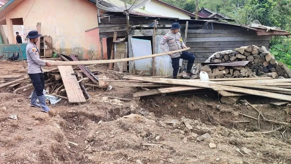 Polsek Lut Tawar Gotong Royong Bantu Bersihkan Rumah Warga Terdampak Bencana di Pedemun
