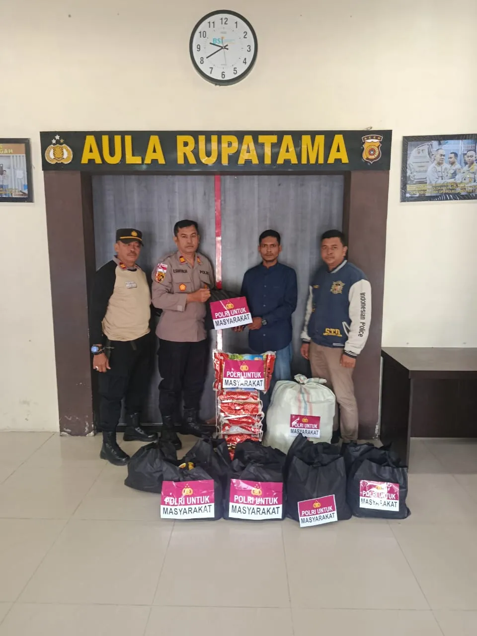 Polres Aceh Tengah Distribusikan Bantuan Pangan dan Pakaian untuk Warga Terisolir Kampung Jamat