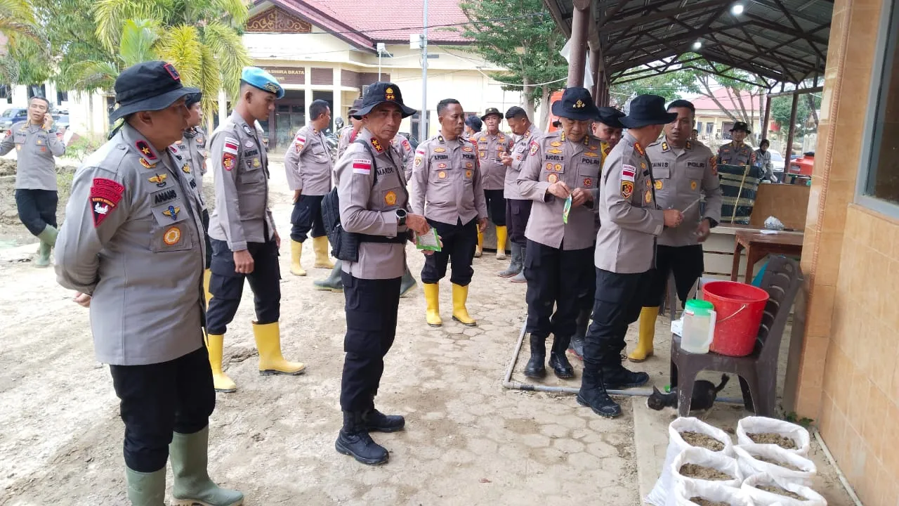 Manfaatkan Lumpur Banjir, Kapolda Aceh Serahkan Ribuan Polibag Berisi Bibit Tanaman kepada Masyarakat Aceh Tamiang