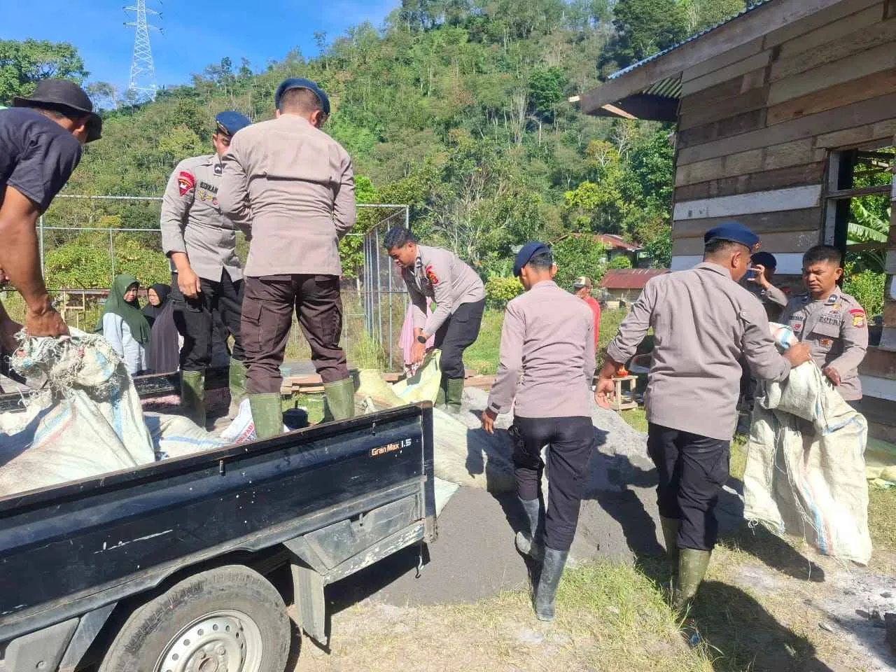 Polsek Silih Nara dan Brimob Polda Aceh Gotong Royong Bantu Pembersihan dan Perbaikan Tempat Ibadah