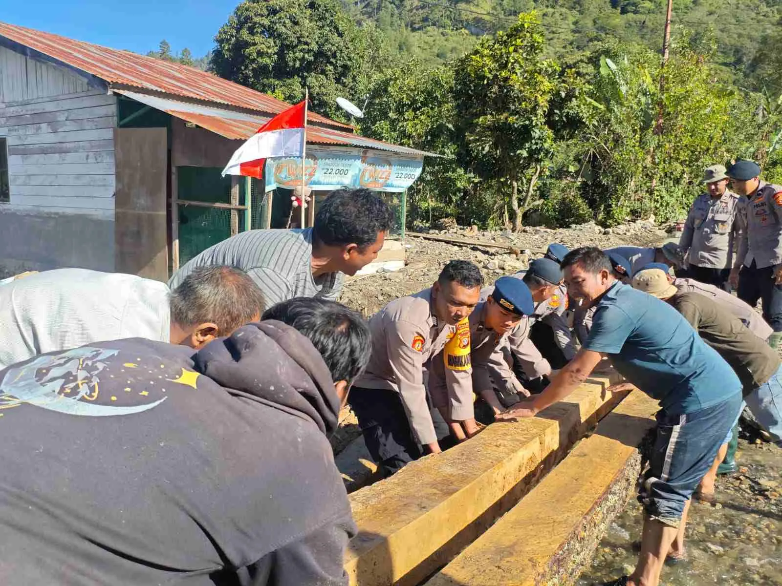 Tangan Bersatu Bangun Harapan, Polsek Bintang, Brimob, dan Masyarakat Dirikan Jembatan Darurat di Gele Pulo