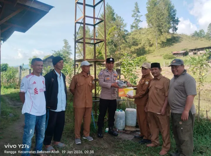 Kapolsek Bebesen Distribusikan dan Pasang Pompa Air Bantuan Polri di Kampung Mongal