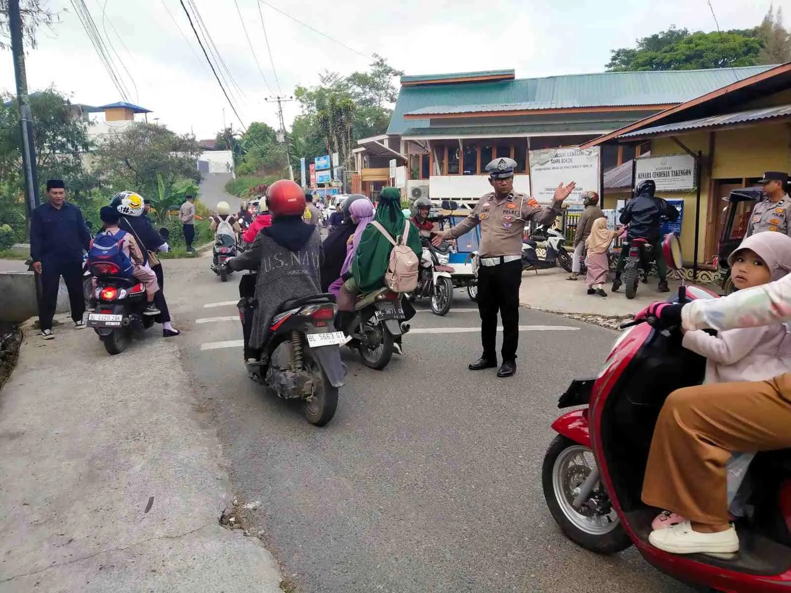 Pelayanan Sejak Pagi, Sat Lantas Polres Aceh Tengah Jaga Kelancaran Arus Lalu Lintas 