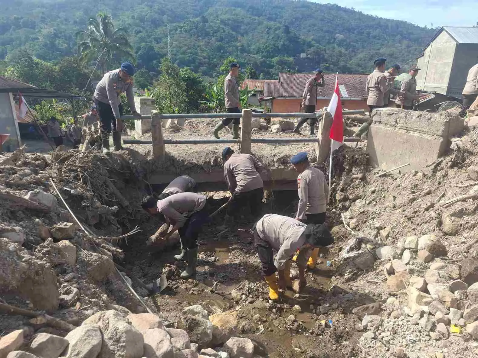 Polsek Silih Nara Bersama Brimob Polda Aceh Lanjutkan Pembersihan Akses Jalan dan Gorong-Gorong Pasca Bencana