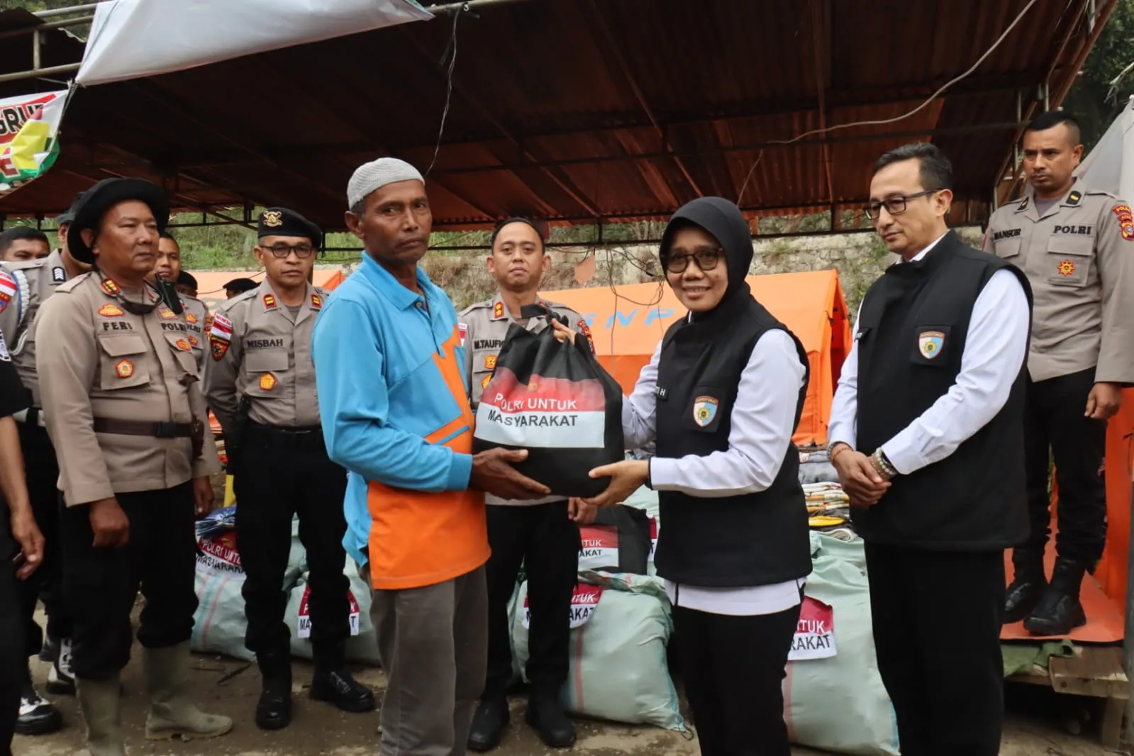 Kapolres Aceh Tengah Bersama Tim Audit Tematik Itwasum Polri Salurkan Bantuan untuk Warga Kala Segi