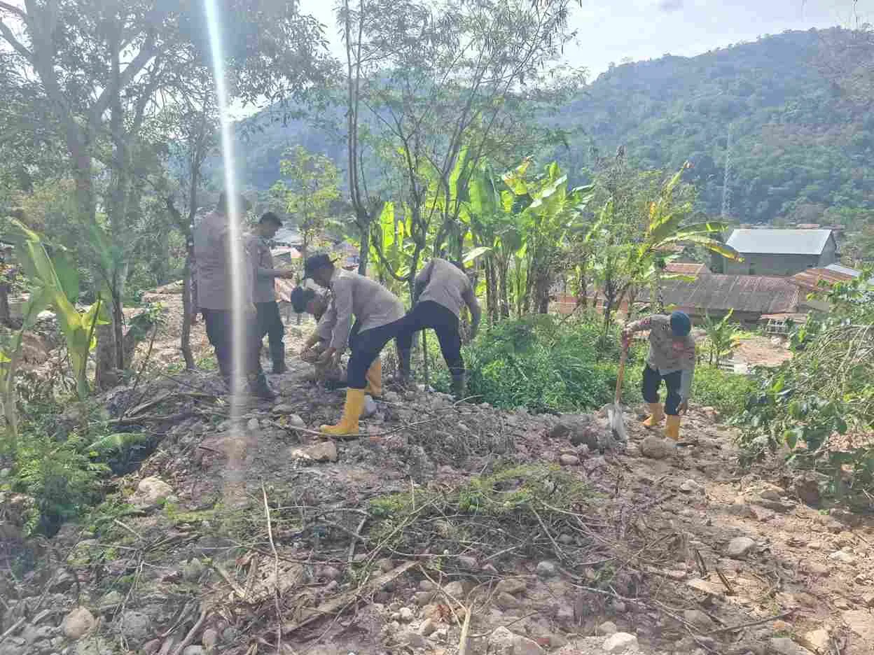 Polsek Silih Nara dan Brimob Polda Aceh Lanjutkan Gotong Royong Bersihkan Akses Jalan Pasca Bencana