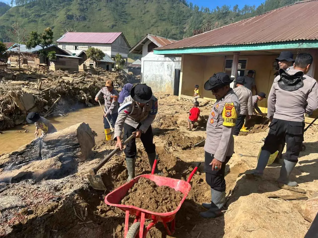 Personel Polres Aceh Tengah dan BKO Brimob Gotong Royong Pulihkan Dua Fasilitas Ibadah
