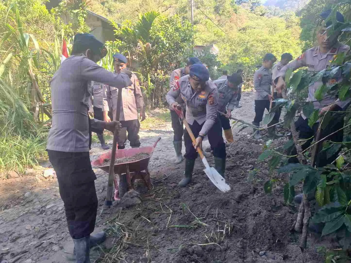 Meski Libur Akhir Pekan, Polres Aceh Tengah dan Brimob Polda Aceh Tetap Mengabdi Bantu Masyarakat Pascabencana