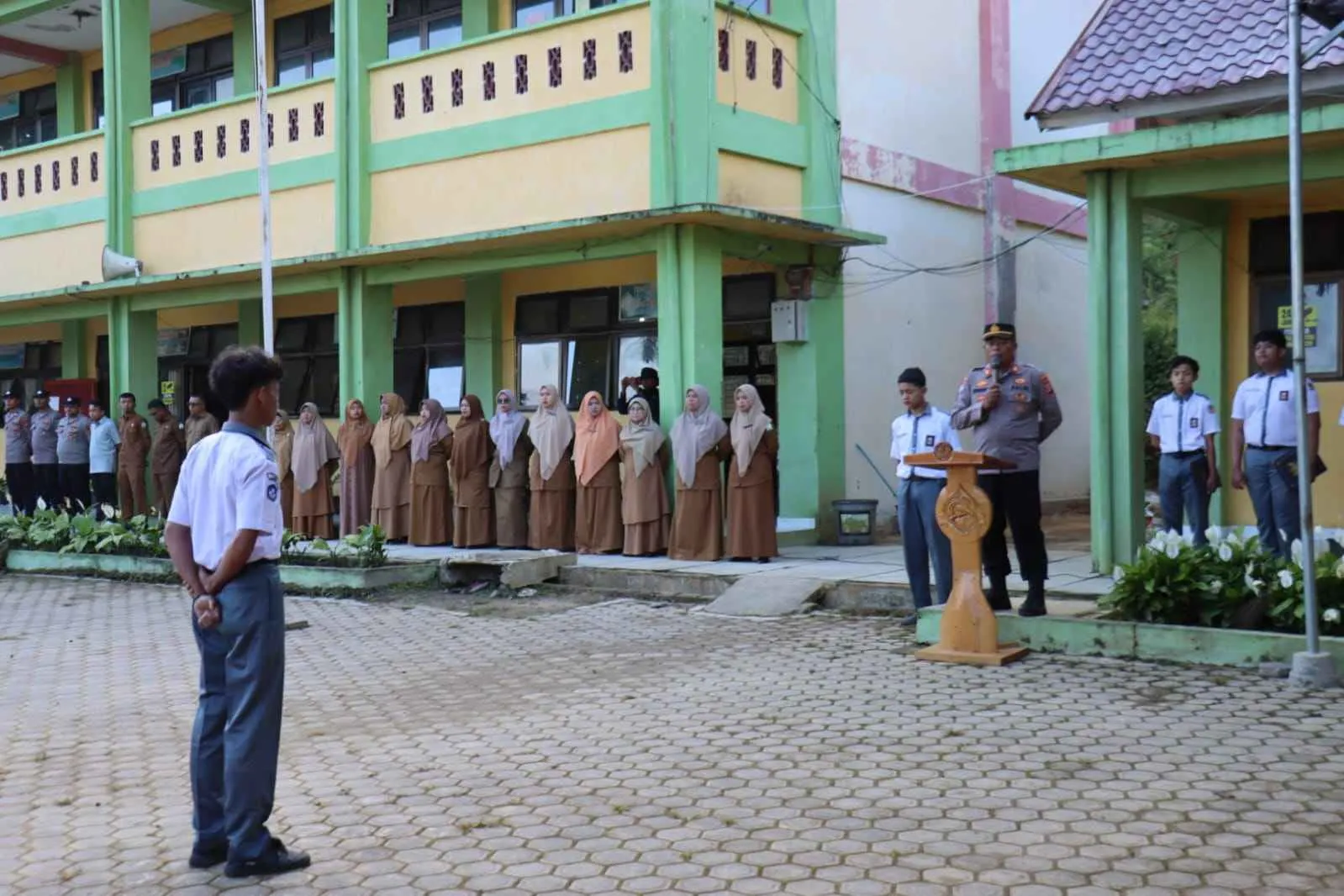 Pembina Upacara di SMKN 5 Takengon, Kasat Binmas Tekankan Hindari Tawuran dan Perilaku Bullying Sesama Pelajar